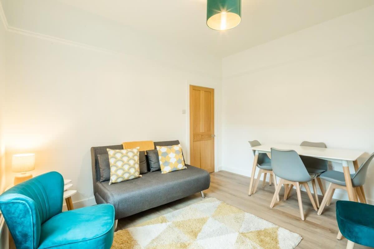 Holiday home Cosy Two Bedroom In Excellent Location *