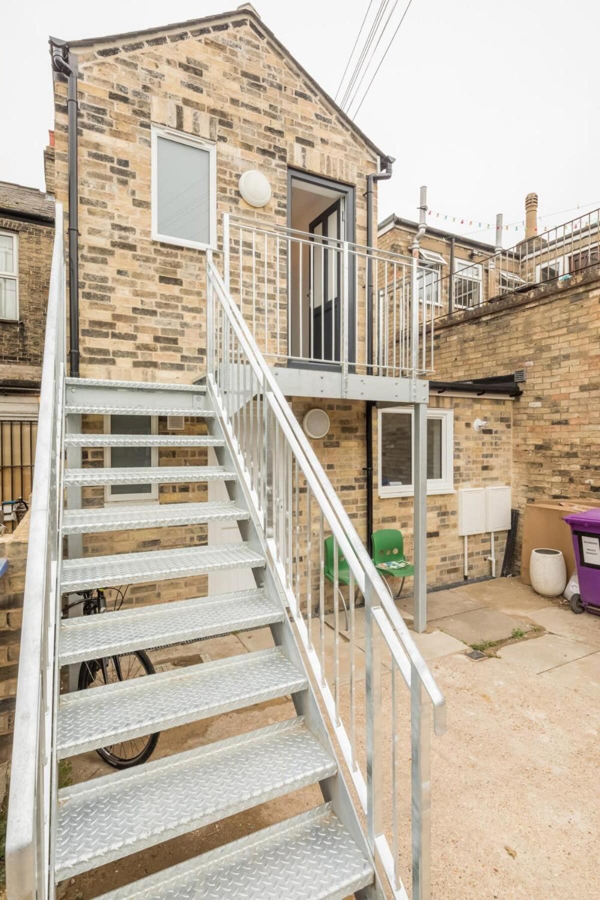 Cosy Two Bedroom In Excellent Location *